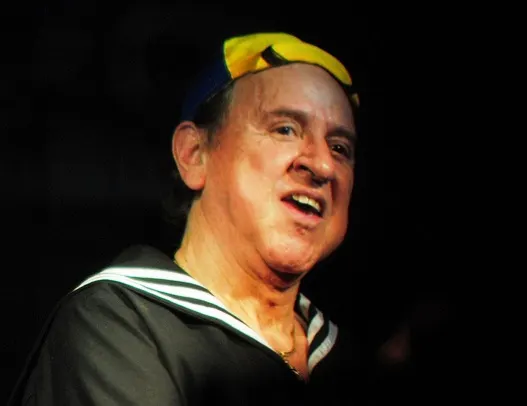 Carlos Villagrán como Quico con su icónico collar de marinero en El Chavo del 8