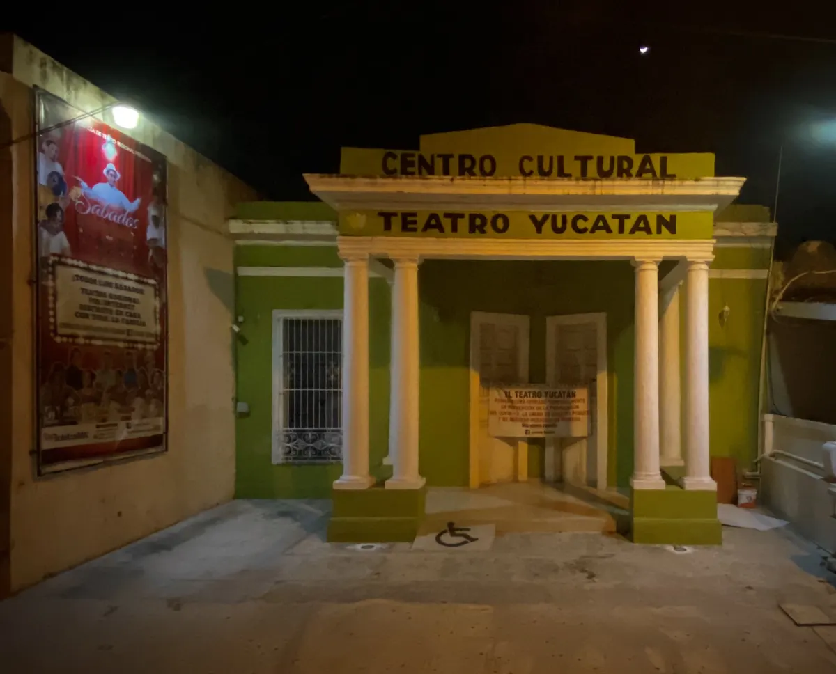 Teatro en México donde Carlos Villagrán se presenta con su icónico traje de marinero